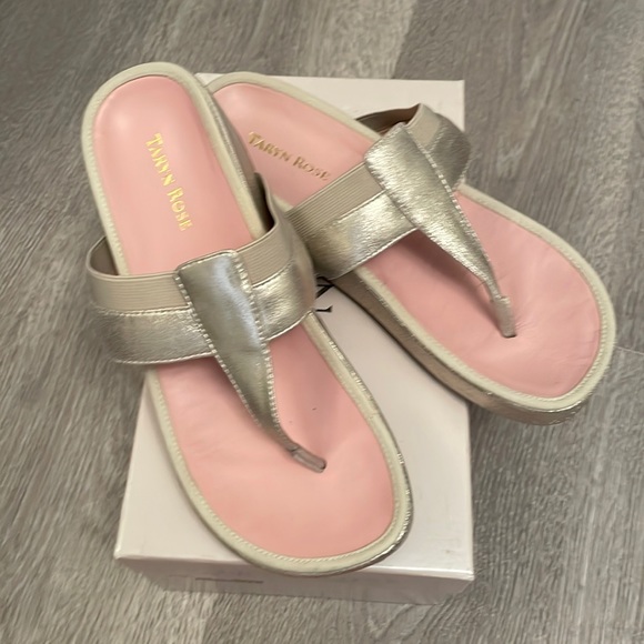 Excellent condition Taryn Rose footbed sandal - Picture 3 of 9